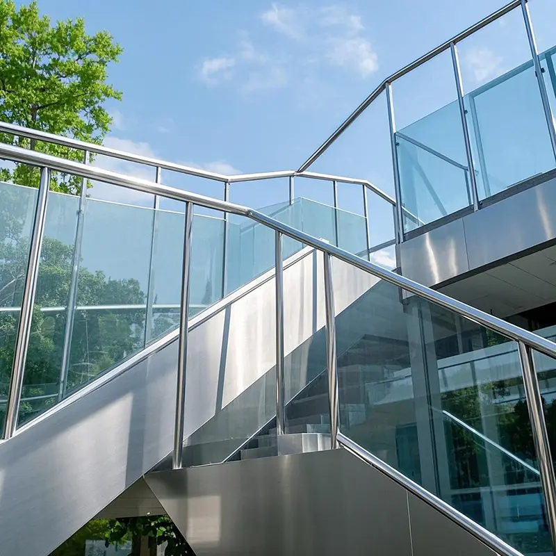 Minimalistisches Rohrgeländer für den Innenbereich für Treppen